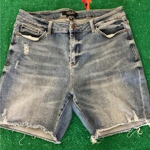 Judy Blue stretch Jean shorts-SZ 1X
Waist 16”
Inseam 6”
Rise 6”